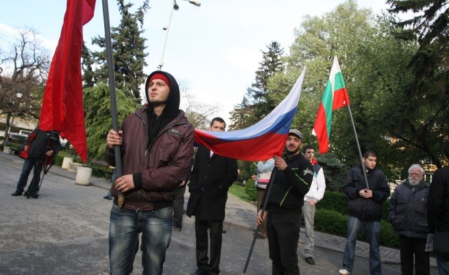 Събралите се на протеста носеха българско, руско и съветско знаме