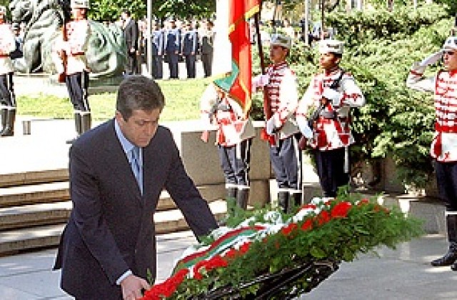 Президентът поднесе венец пред Паметника на незнайния воин