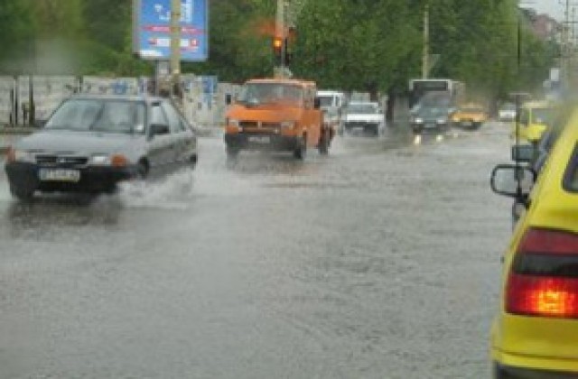 Проливен дъжд наводни Дългопол