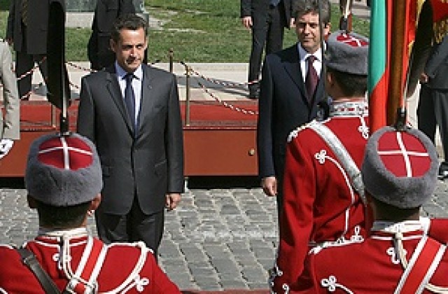 Започна церемонията по посрещането на Саркози