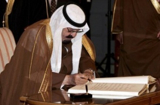 Саудитският крал помилва изнасилена жена, осъдена на затвор и бичуване