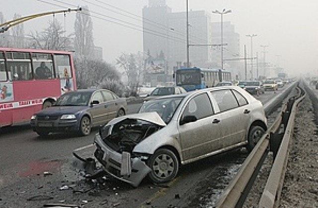 Катастрофа затрудни движението по бул. Цариградско шосе