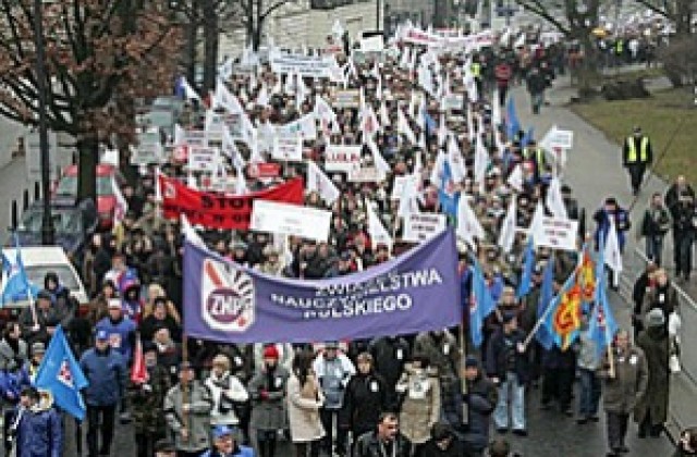 Учителите в Полша искат по-големи заплати