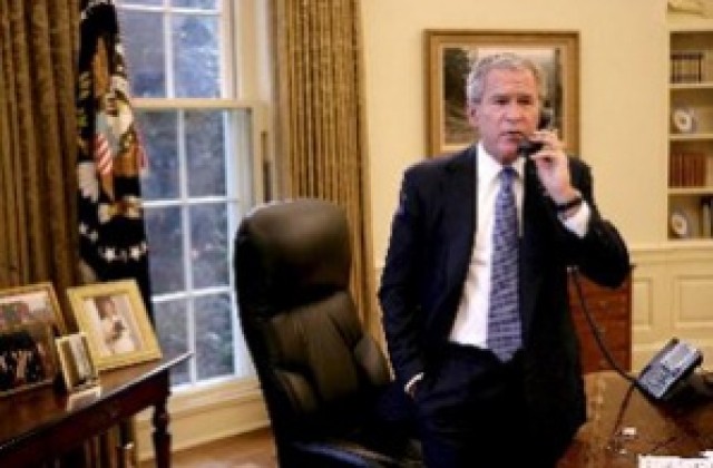 Буш разговаря по телефона с новия руски президент