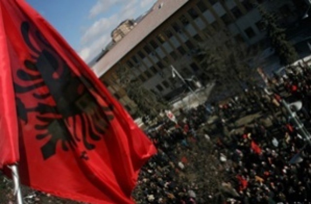 Няколкостотин души протестират в Косовска Митровца