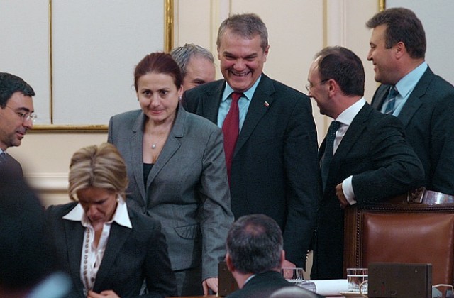 Правителството оцеля, Станишев ще сменя министри
