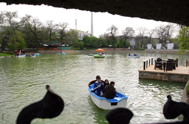 След лодките в Ариана, влакче обикаля Борисовата градина