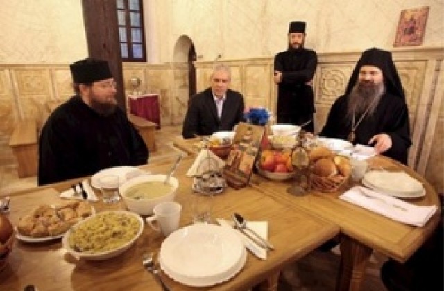 Сръбският президент посрещна Великден в манастир в Косово