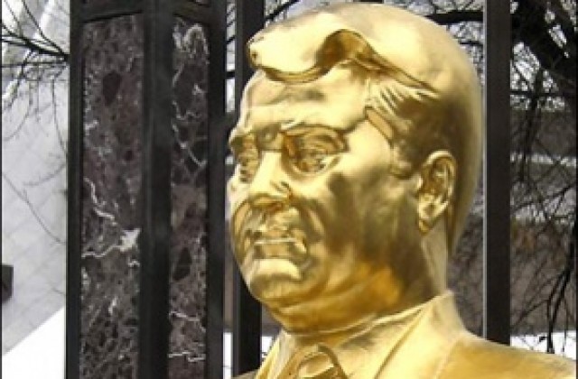 Местят статуята на Ниязов от центъра на туркменската столица