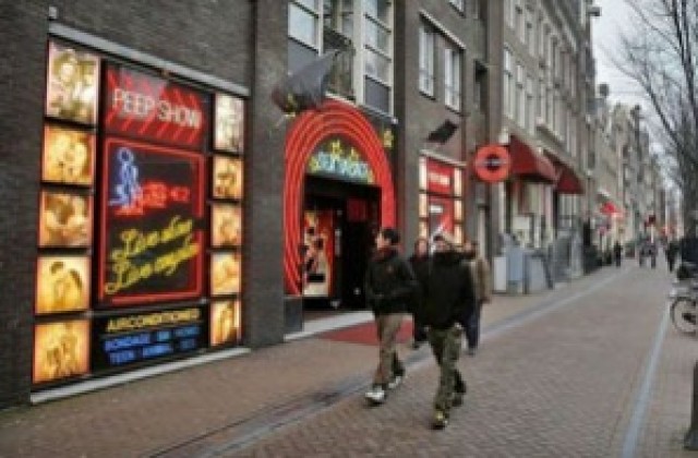 Край на квартала с “червените фенери” в Амстердам