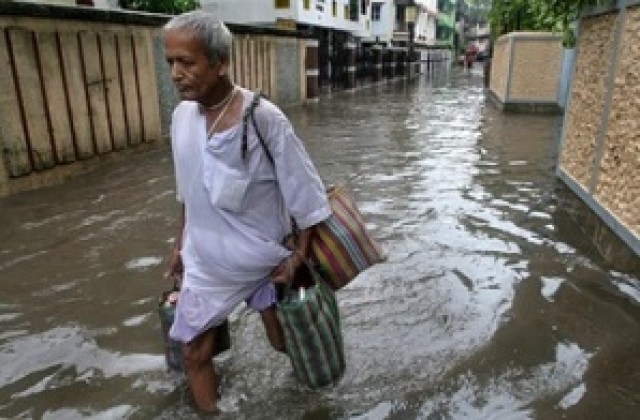 Дъждове и наводнения оставиха  стотици хиляди индийци без домове