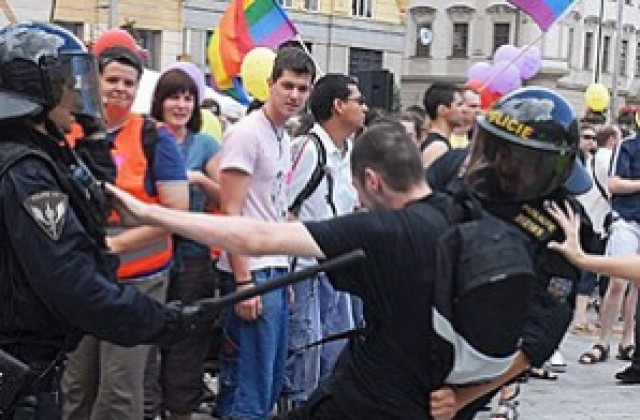 Гей парадът в Чехия бе нападнат от екстремисти