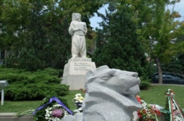 Комитет Васил Левски не иска лъва пред паметника на Апостола