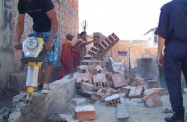 Багери събарят ромски постройки в Арман махала