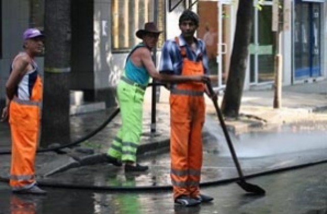 Продължава миенето на софийски улици