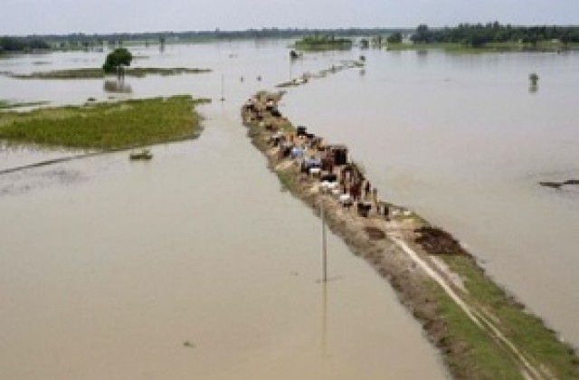 Стотици хиляди хора в Северна Индия бедстват заради наводненията