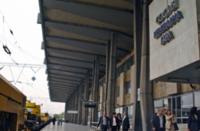 Товарен вагон дерайлира на Централна гара София