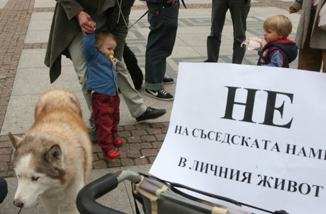 Любители на домашни животни се събраха на мълчалив протест