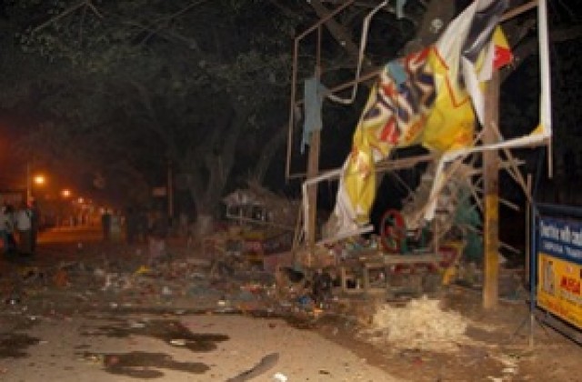 Двама души са убити и 100 ранени при серия експлозии в Индия