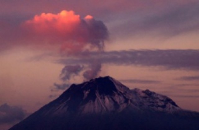Тревога от трета степен заради активност на вулкан на Сулавеси