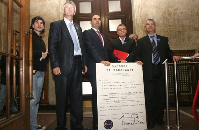 Колко струва подписката за уволнение на кабинета, пита Станишев