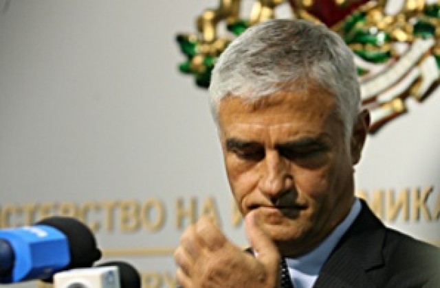 Няма да има спиране на „Кремиковци”, смята министър Димитров