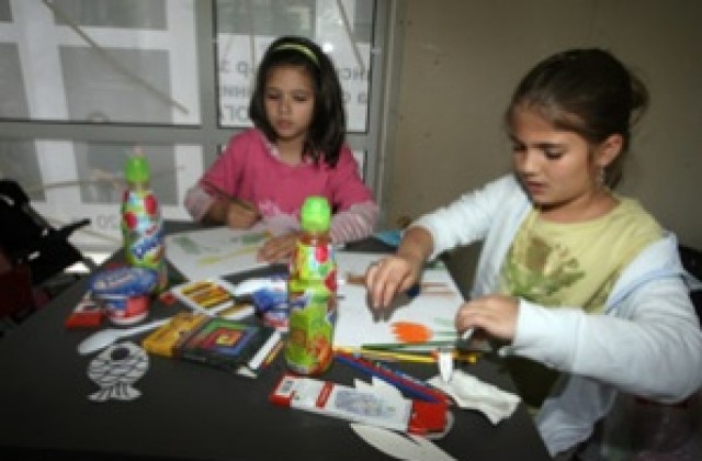 Деца, пострадали от урагана Катрина, показват рисунки