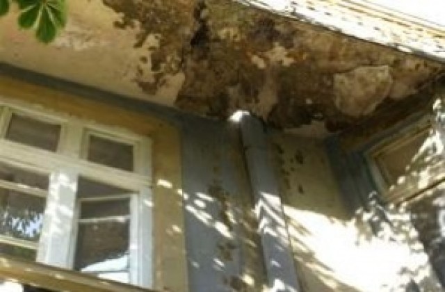 Укрепват опасната сграда в центъра на Благоевград