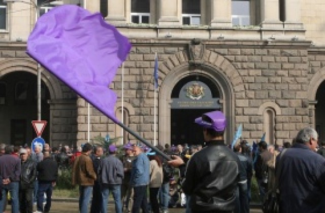 Кремиковските работници продължават с протестите и в петък
