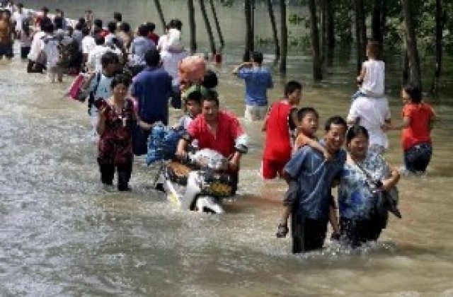 55 загинаха при наводненията във Виетнам, 22-ма – в Китай