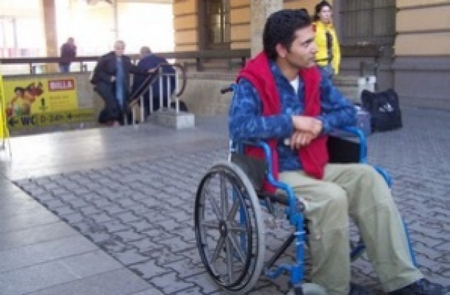 Инвалиди минават през релсите на Централна гара заради липса на рампи