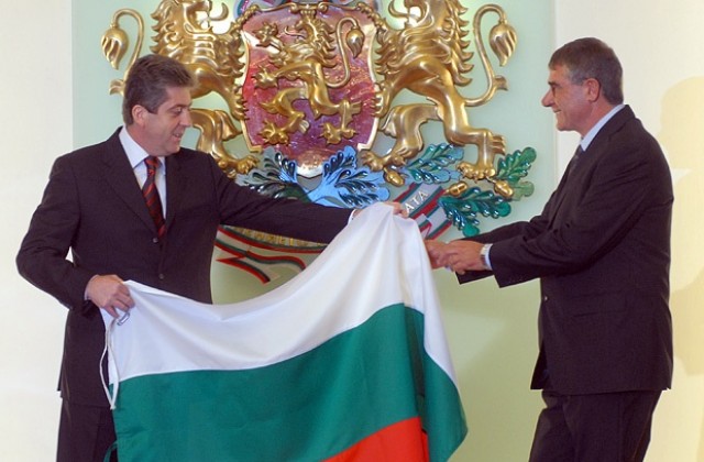 Първанов връчи националния флаг на българската антарктическа експедиция