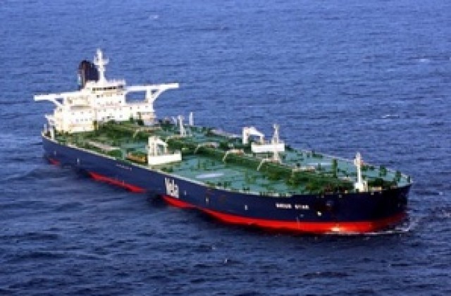 Отвлечен саудитски танкер се насочва към бреговете на Сомалия