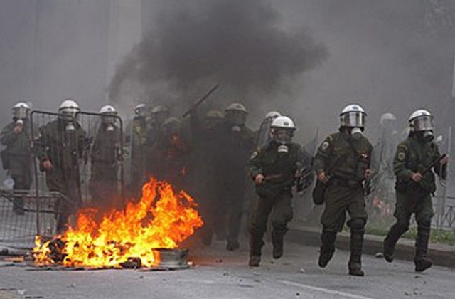 Стотици демонстранти се сблъскаха с полицията в Гърция