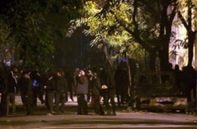 Младежи нападнаха полицейски участък в Атина