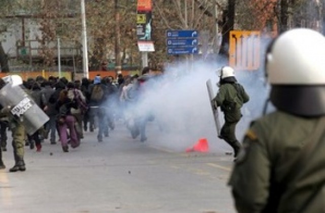 Гръцки евродепутати: Уличното насилие заплашва устоите на ЕС