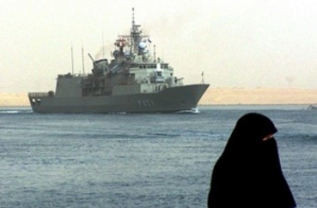 Сомалийски пирати отвлякоха кораб и влекач само за ден