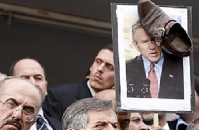 Отложиха делото срещу иракския журналист, замерил Буш