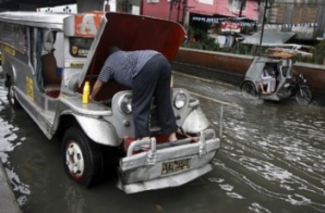 15 души загинаха при наводнения във Филипините