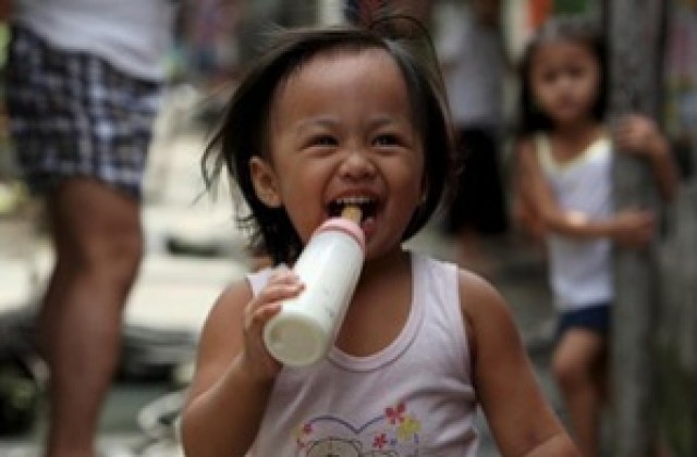 Първи смъртни присъди заради заразеното мляко в Китай