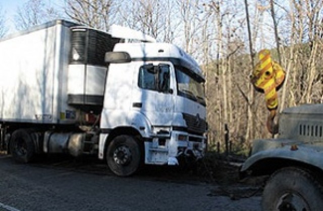 Гърция забрани на сръбските камиони да минават границата й