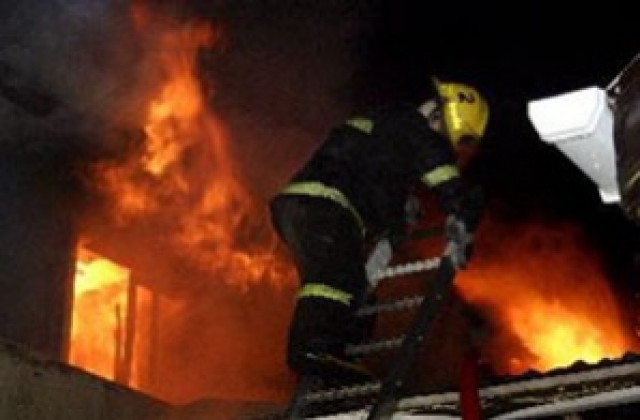 Общежитие гори в Москва, 1000 кв.м са в пламъци