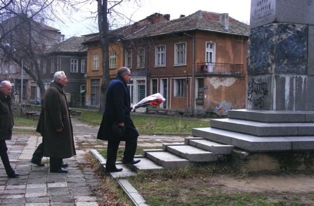 Паметникът на Митко Палаузов няма да бъде местен