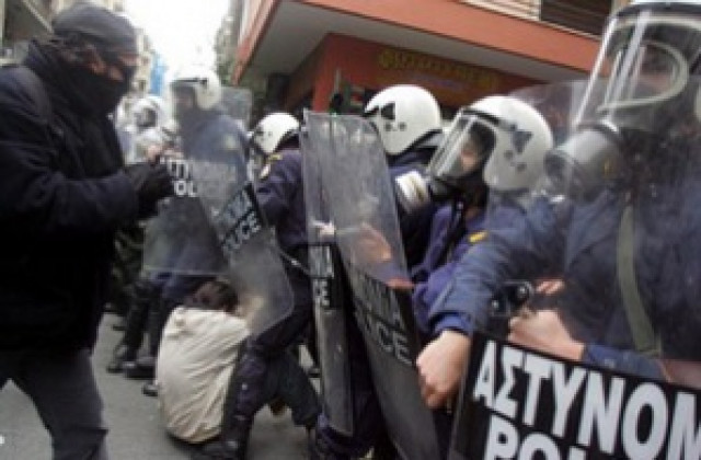 Сблъсъци на демонстрация в подкрепа на залятата с киселина българка