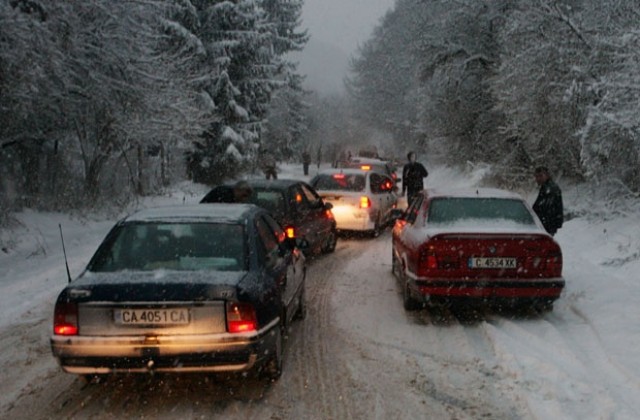 Обилен снеговалеж блокира страната, Ловеч и Вършец бедстват