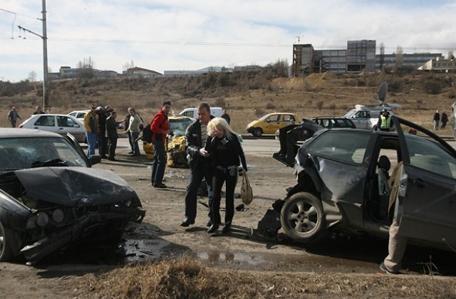 Осем души пострадаха при тежка катастрофа в София