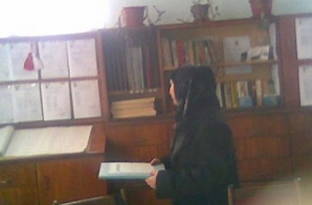 Учителка преподава в мюсюлмански одежди