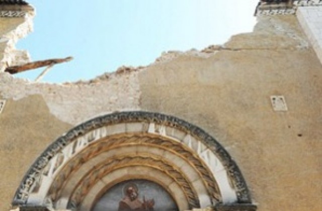 Базилика в Л’Акуила се е срутила върху гроб на папа