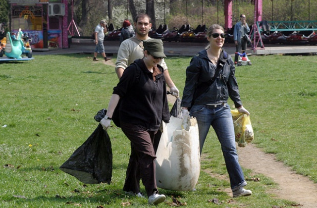 Повече от 1000 души почистваха София в пролетната кампания на общината