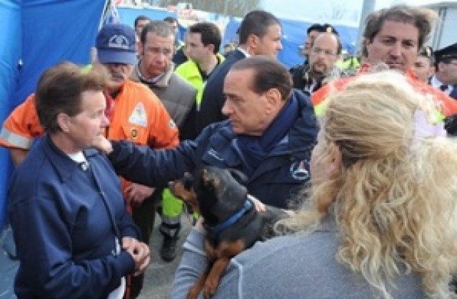 Берлускони на Великден с пострадалите от труса в Л’Акуила